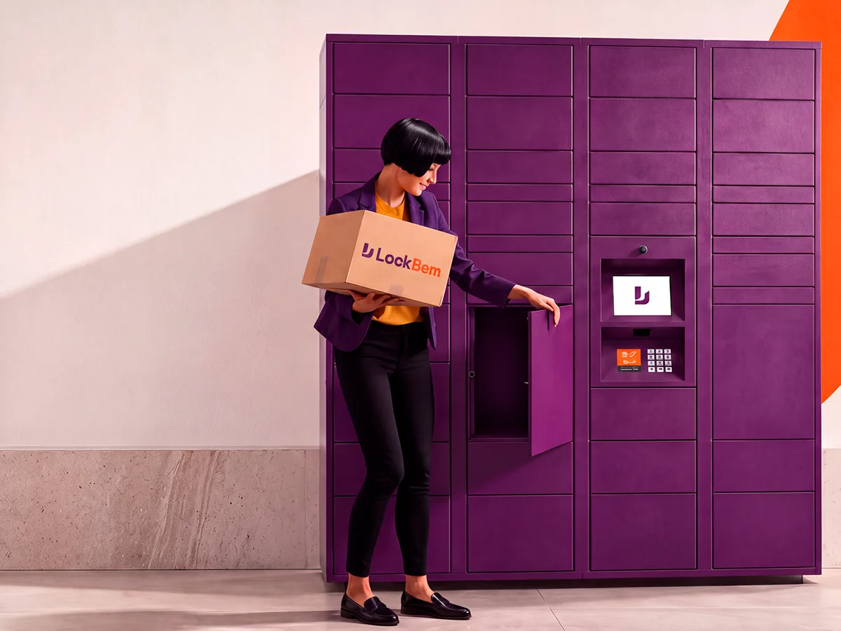 Mulher guardando uma caixa da LockBem em um compartimento do locker inteligente roxo